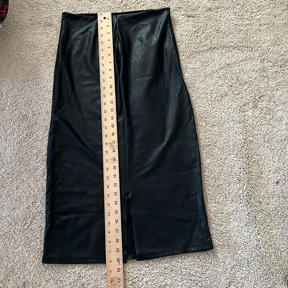 Commando smoothing Faux leather black skirt with 7” back slit - Picture 6 of 8
